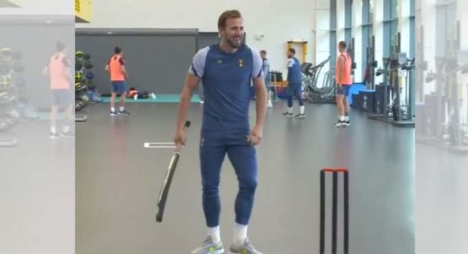Harry Kane shows off his cricketing skills, impresses Kohli