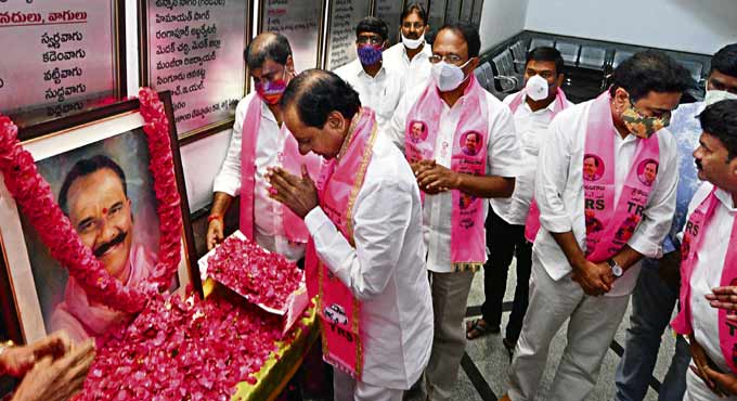 KCR vows national movement against BJP