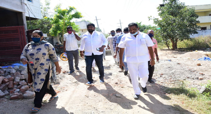Karimnagar Mayor promises to develop colonies on outskirts