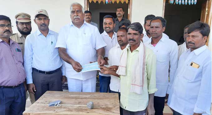 Koneru Konappa hands over ex gratia of Rs 5 lakh to kin of Vignesh