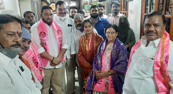 GHMC polls: TRS candidates file nomination papers in Khairatabad