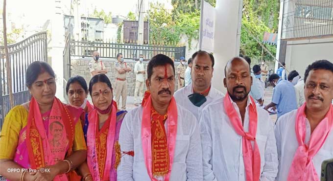 TRS candidates from Patancheru Assembly constituency file nominations