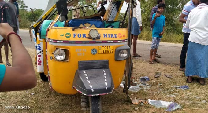 RTC bus rams into auto-rikshaw, 13 injured in Nizamabad