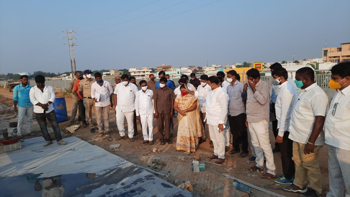 Nizamabad Urban MLA inspects Raghunath tank bund works