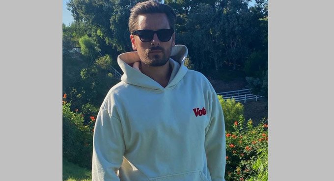 Scott Disick spotted on romantic beach outing