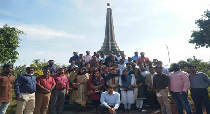 Trainee Deputy Collectors from Gujarat visit Komatibanda