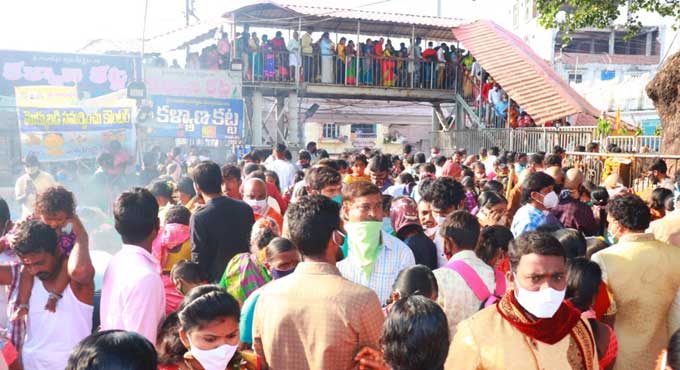 Vemulawada temple in Karimnagar sees huge rush