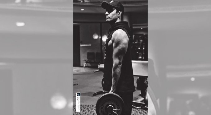 Vicky Kaushal flaunts pumped-up biceps in post-workout pictures