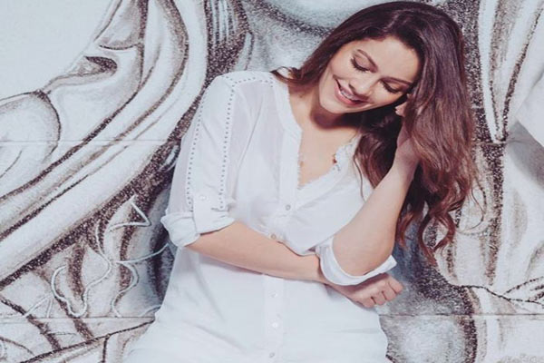 Waluscha De Sousa plays boss lady in Escaype Live