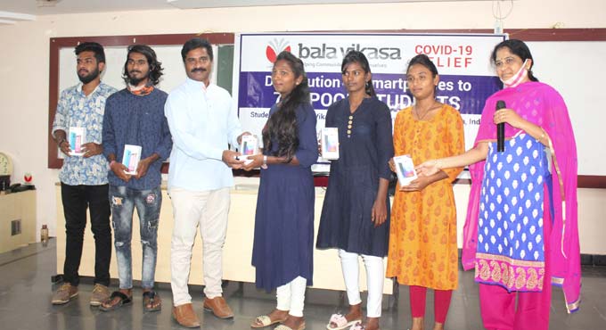 Warangal: NGO donates 750 smartphones to rural students