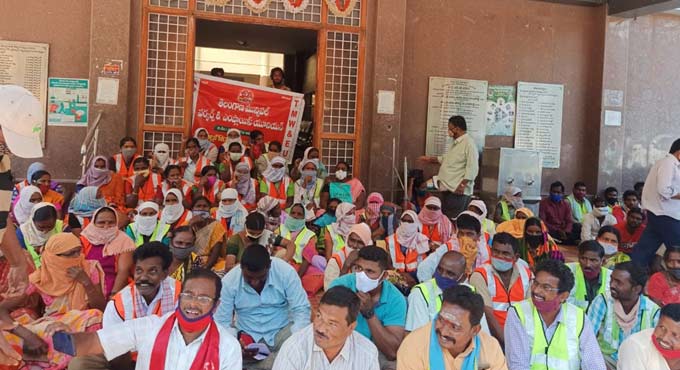 Nalgonda: Sanitation workers protest for salary hike