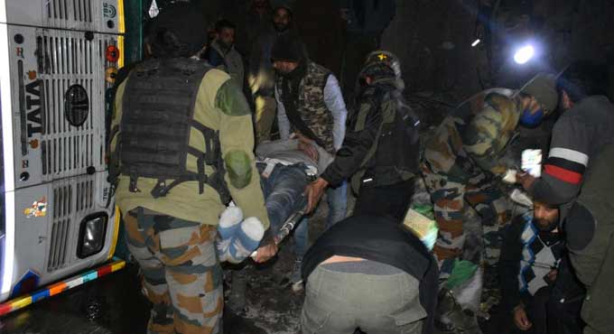 Army rescues 5 injured in accident on Jammu-Srinagar highway