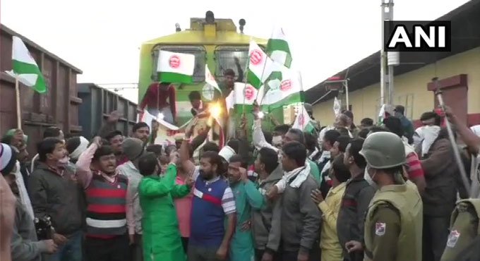 Bharat Bandh: Farmers stop train in Maharashtra
