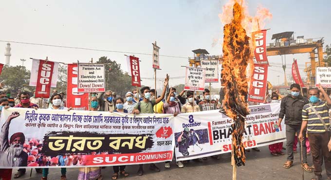 Bharat Bandh: Congress, Left supporters block roads, railway tracks across Bengal