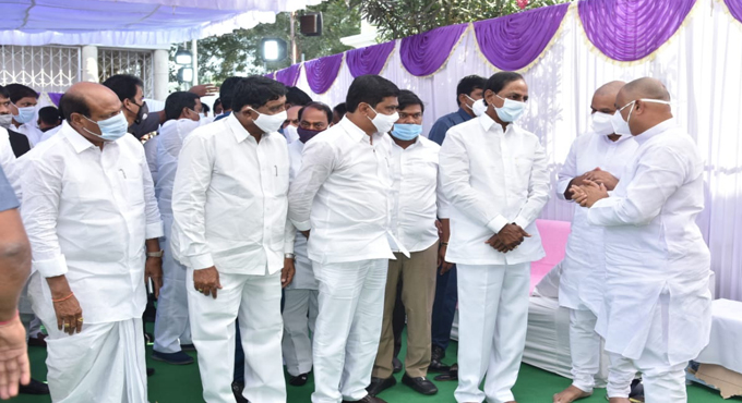 CM pays tributes to Nizamabad urban MLA’s father Bigala Krishna Murthy