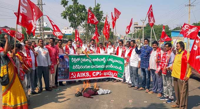 CPI, AIKS workers burn effigy of central govt in Khammam