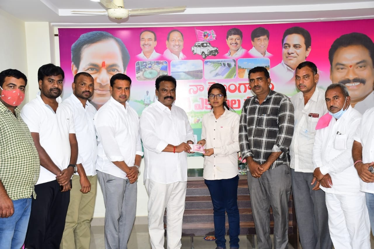 Choppadandi MLA extends financial support to woman undergoing pilot training