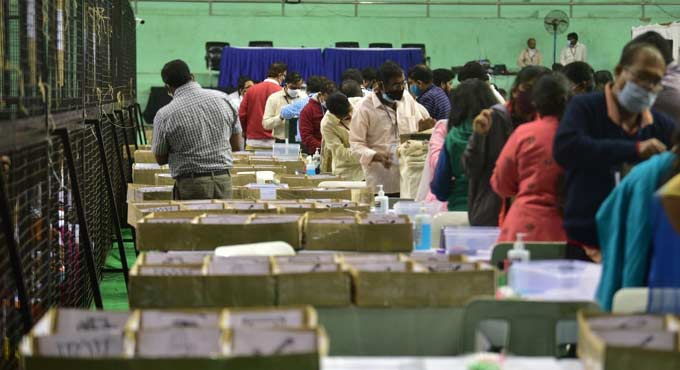 GHMC Polls: Party workers throng counting centres in old city