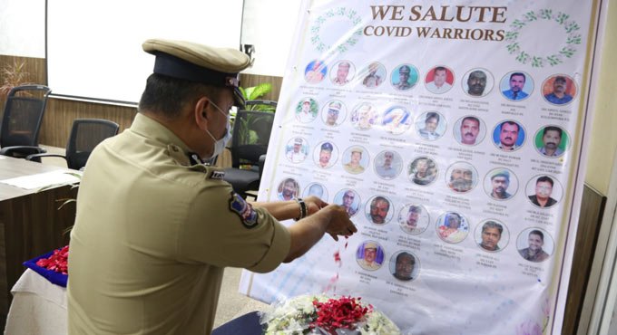 Hyderabad CP pays tributes to cops who died of Covid