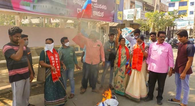 Posters of ‘Dirty Hari’ movie burnt in Khammam