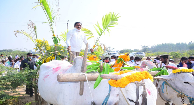 Errabelli cautions ryots against Centre’s farm laws