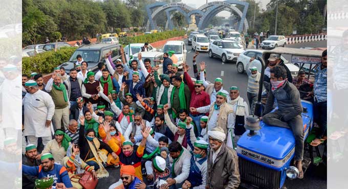 Farmers sit-in at Noida-Delhi border, key route to Delhi closed for vehicles