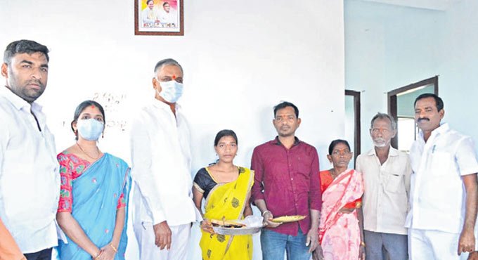 Harish seeks sanction of 15 basthi dawakhanas for erstwhile Medak