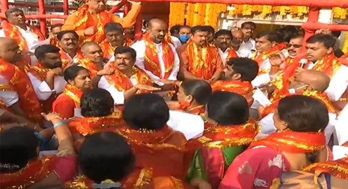 Hyderabad: Bandi Sanjay visits Bhagyalakshmi Temple in Old City