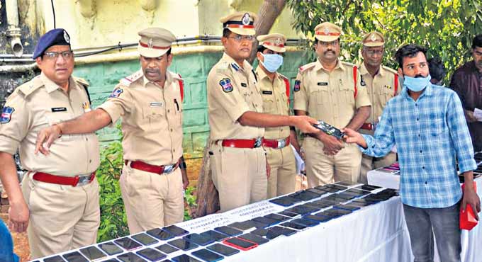 Hyderabad City Police recover 135 stolen mobile phones, return it to owners
