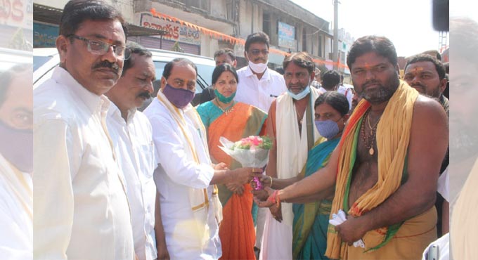 Efforts on to give facelift to temples: Indrakaran