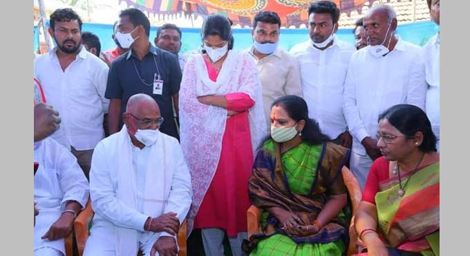 Kavitha calls on Peddapalli MLA’s family