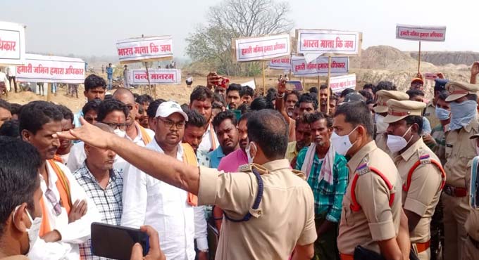 Maharashtra villagers stage protest at Lakshmi barrage