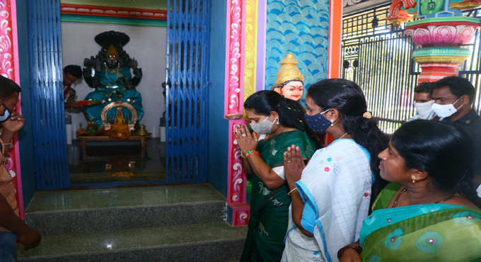 Jagtial: Kavitha fulfils vow at Kondaswamygutta temple
