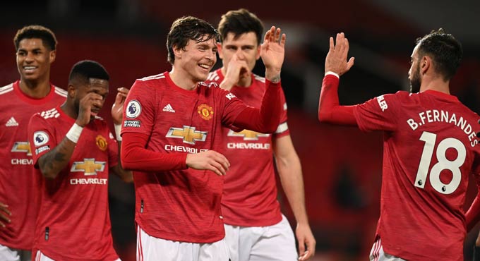 Manchester United charge to 6-2 win against Leeds