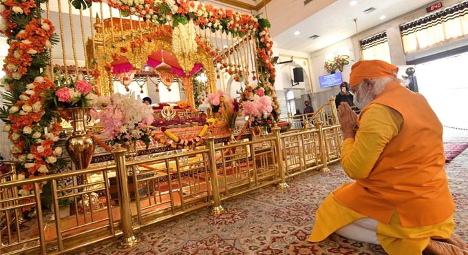 PM Modi pays surprise visit to Gurudwara Rakabganj