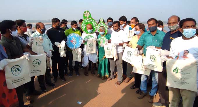 Kothagudem: Vanajeevi Ramaiah launches ‘Plastic Free Challenge’