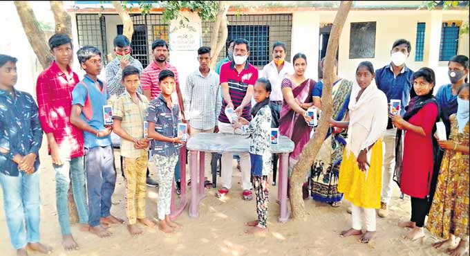Karimnagar professor comes to the aid of poor school students