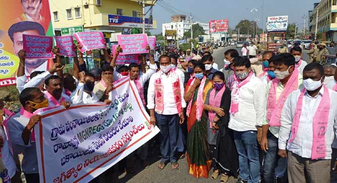 Protests greet BJP State president Bandi Sanjay in Jagtial