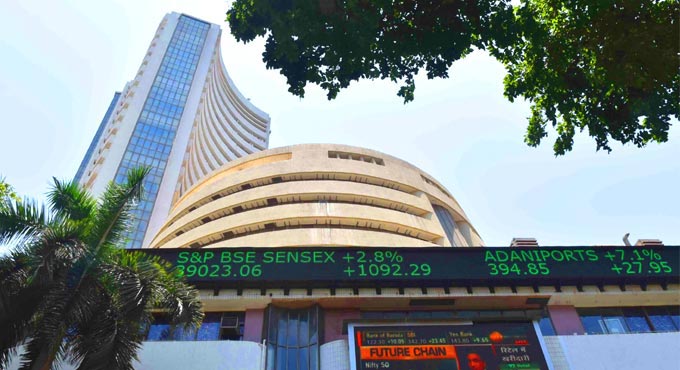 Sensex, Nifty race to new peaks in early deals