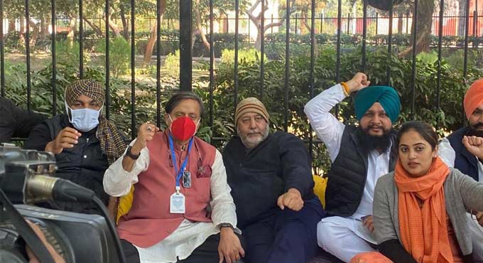 Shashi Tharoor joins protesting Punjab MPs at Jantar Mantar