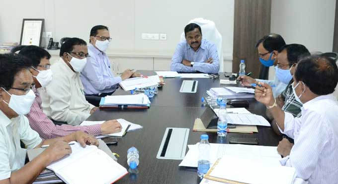 Siddipet Collector asks officials to expedite work on 1,500 2BHK houses