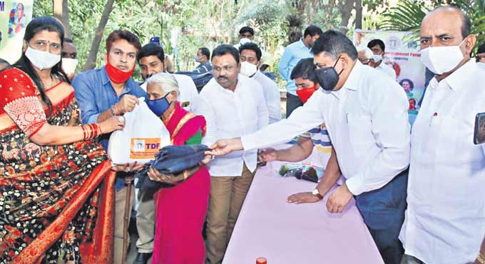 Hyderabad: TDF donates groceries, blankets to needy