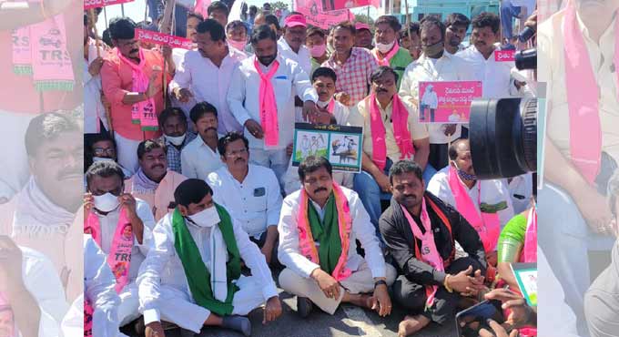 TRS activists lay siege to National Highways