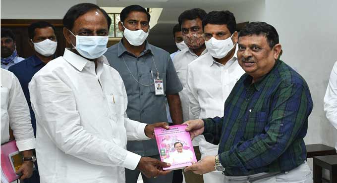 KCR appreciates books penned by Vanam Jwala Narasimha Rao