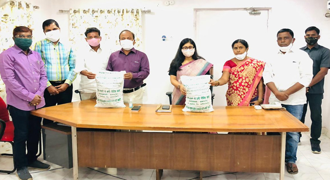 Adilabad Collector praises Mukhra K village for making vermicompost