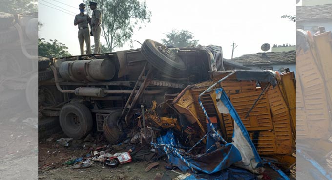 Telangana: Five persons killed in road accident at Vikarabad