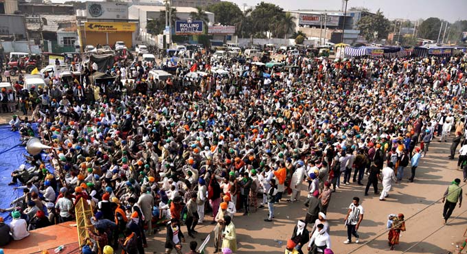 Farmers gather at Delhi-Noida border, key route closed for movement