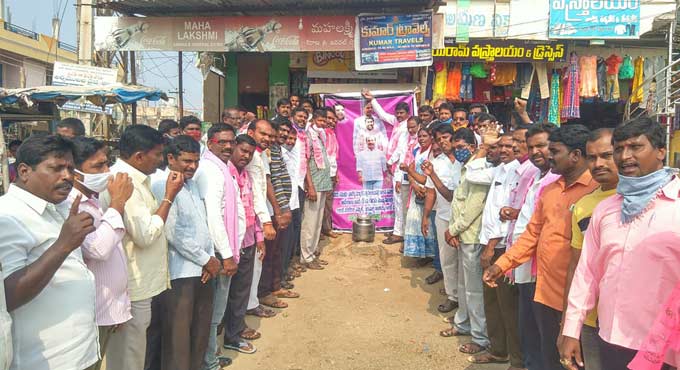 Nalgonda: Farmers perform ksheerabhishekam to CM KCR’s portrait
