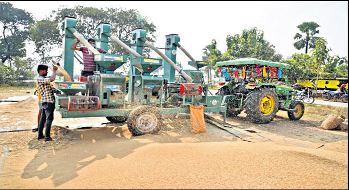 This ryot’s mobile rice milling machine a hit