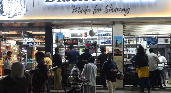 Hyderabad: Mad rush at wine shops after polling time